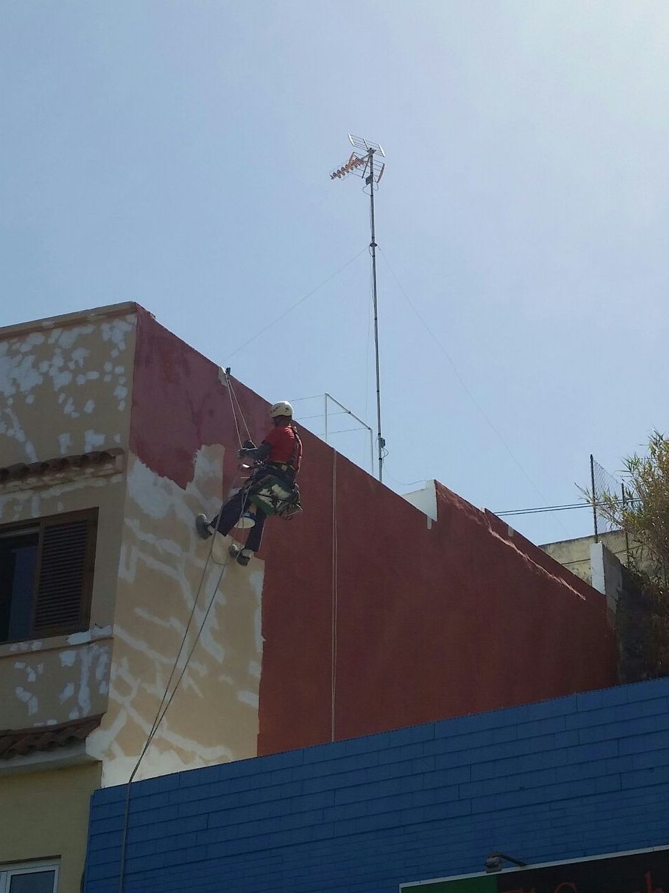 Trabajos verticales pintando fachada Las Palmas